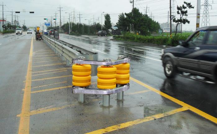safety roller Severed section of a median strip